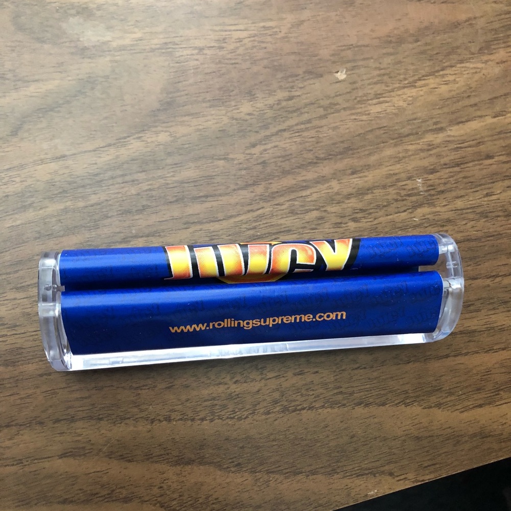 Juicy Hemp blunt roller. New